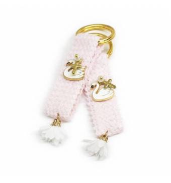 Μπρελόκ με επίχρυσο σμάλτο κυκνάκι,ακρυλικό σταυρό και υφασμάτινο σταυρουδάκι.